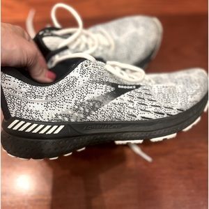 Women’s Brooks Adrenaline 21 size 9